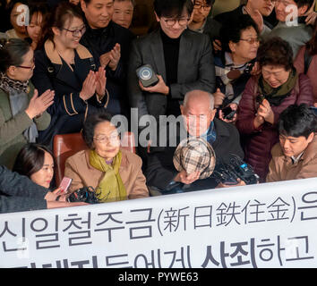 Séoul, Corée du Sud. 30Th Oct, 2018. Lee et Choi Chun-Sik Jeong-Ho, Oct 30, 2018 : Lee Chun-Sik centre (R, 94) et Choi Jeong-Ho centre (L, 85), l'épouse de feu Kim Kyu-Soo, victimes de travail forcé du Japon pendant la colonisation japonaise de la Corée à partir de 1910-45, assister à une conférence de presse à la Cour suprême de Corée du Sud à Séoul, Corée du Sud, après que la Cour suprême a confirmé une décision de 2013 sur les actions en dommages et intérêts déposée par quatre victimes de la Corée du Sud du Japon. La Cour suprême a ordonné le Japon Nippon Steel & Sumitomo Metal Corp. Crédit : AFLO Co.,Ltd/Alamy Live News Banque D'Images