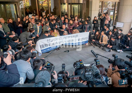 Séoul, Corée du Sud. 30Th Oct, 2018. Lee et Choi Chun-Sik Jeong-Ho, Oct 30, 2018 : Lee Chun-Sik centre (R, 94) et Choi Jeong-Ho centre (L, 85), l'épouse de feu Kim Kyu-Soo, victimes de travail forcé du Japon pendant la colonisation japonaise de la Corée à partir de 1910-45, assister à une conférence de presse à la Cour suprême de Corée du Sud à Séoul, Corée du Sud, après que la Cour suprême a confirmé une décision de 2013 sur les actions en dommages et intérêts déposée par quatre victimes de la Corée du Sud du Japon. La Cour suprême a ordonné le Japon Nippon Steel & Sumitomo Metal Corp. Crédit : AFLO Co.,Ltd/Alamy Live News Banque D'Images