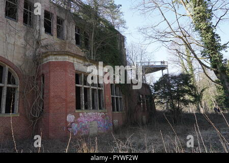 Beelitz, Allemagne. 07Th avr, 2018. Vue à l'Beelitzer sanatoriums. Les poumons des travailleurs Beelitz-Heilstätten sanatoriums, construit entre 1898 et 1930 par la Landesversicherungsanstalt Berlin, forme l'un des plus grands complexes hospitaliers dans le Berlin de l'arrière-pays. Credit : Jörg Carstensen/dpa/Alamy Live News Banque D'Images