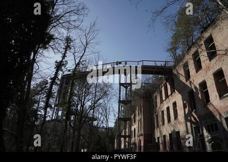 Beelitz, Allemagne. 07Th avr, 2018. Vue à l'Beelitzer sanatoriums. Les poumons des travailleurs Beelitz-Heilstätten sanatoriums, construit entre 1898 et 1930 par la Landesversicherungsanstalt Berlin, forme l'un des plus grands complexes hospitaliers dans le Berlin de l'arrière-pays. Credit : Jörg Carstensen/dpa/Alamy Live News Banque D'Images