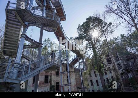 Beelitz, Allemagne. 07Th avr, 2018. Vue à l'Beelitzer sanatoriums. Les poumons des travailleurs Beelitz-Heilstätten sanatoriums, construit entre 1898 et 1930 par la Landesversicherungsanstalt Berlin, forme l'un des plus grands complexes hospitaliers dans le Berlin de l'arrière-pays. Credit : Jörg Carstensen/dpa/Alamy Live News Banque D'Images