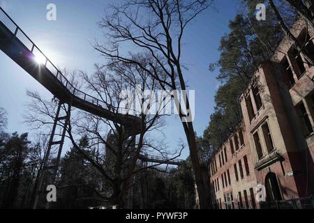 Beelitz, Allemagne. 07Th avr, 2018. Vue à l'Beelitzer sanatoriums. Les poumons des travailleurs Beelitz-Heilstätten sanatoriums, construit entre 1898 et 1930 par la Landesversicherungsanstalt Berlin, forme l'un des plus grands complexes hospitaliers dans le Berlin de l'arrière-pays. Credit : Jörg Carstensen/dpa/Alamy Live News Banque D'Images