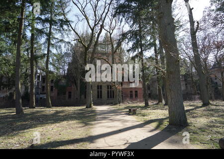 Beelitz, Allemagne. 07Th avr, 2018. Vue à l'Beelitzer sanatoriums. Les poumons des travailleurs Beelitz-Heilstätten sanatoriums, construit entre 1898 et 1930 par la Landesversicherungsanstalt Berlin, forme l'un des plus grands complexes hospitaliers dans le Berlin de l'arrière-pays. Credit : Jörg Carstensen/dpa/Alamy Live News Banque D'Images