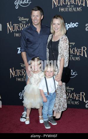 Los Angeles, CA, USA. 29 Oct, 2018. Beverley Mitchell, Michael Cameron, Hutton Michael Cameron, Kenzie Cameron aux arrivées pour Casse-noisette ET LES QUATRE ROYAUMES Premiere, le Dolby Ballroom, Los Angeles, CA, 29 octobre 2018. Credit : Priscilla Grant/Everett Collection/Alamy Live News Banque D'Images