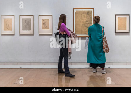 Londres, Royaume-Uni. 31 octobre, 2018. Œuvres de Gustav Klimt - Klimt/Schiele : dessins du musée Albertina, Vienne, dans l'aile Sackler de l'Académie Royale des Arts du Canada La première exposition au Royaume-Uni de mettre l'accent sur l'importance fondamentale de l'illustration pour les deux artistes. L'exposition est présentée du 4 novembre 2018 - 3 février 2019. Crédit : Guy Bell/Alamy Live News Banque D'Images