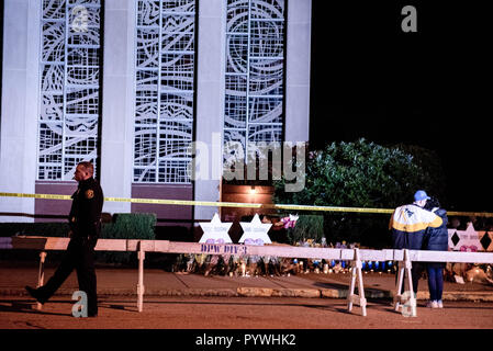 Pittsburgh, USA. 29 Oct, 2018. A Penguins fans vu payer leur respect en synagogue.Après la fusillade à l'arbre de vie dans la synagogue Squirrel Hill, Pittsburgh, PA, le deuil prend place, avec la police autour, l'ensemble de la collectivité vient ensemble avec de la musique et de la guérison. Crédit : Aaron Jackendoff SOPA/Images/ZUMA/Alamy Fil Live News Banque D'Images