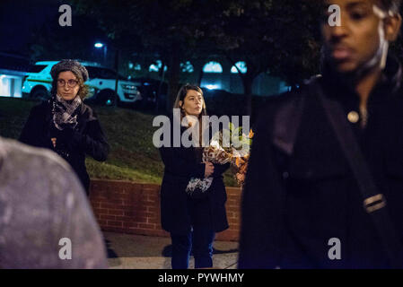 Pittsburgh, USA. 29 Oct, 2018. Femme vu payer son respect avec des fleurs pour les victimes de l'autre côté de la rue de la synagogue.Après la fusillade à l'arbre de vie dans la synagogue Squirrel Hill, Pittsburgh, PA, le deuil prend place, avec la police autour, l'ensemble de la collectivité vient ensemble avec de la musique et de la guérison. Crédit : Aaron Jackendoff SOPA/Images/ZUMA/Alamy Fil Live News Banque D'Images