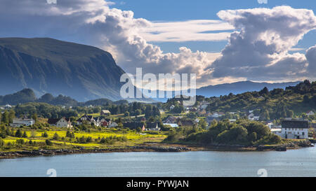 Fjord norvégien village de paysage sur journée ensoleillée en août en Norvège Banque D'Images