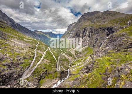 Aperçu de la vallée de la route Trollstigen. C'est une célèbre attraction touristique dans la région de More og Romsdal Norvège Banque D'Images