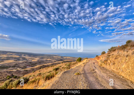 Route de montagne avec vue sur la mer sur l'île de Chypre. Le paysage méditerranéen a chaud climat semi-aride avec BSh type subtropical sec correspondant v Banque D'Images