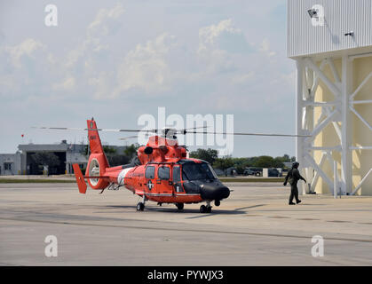 Miami, USA - 12 mai 2017 : Garde côtière américaine helocpter retourne à sa patrouille de pase à Miami, Floride le 12 mai 2017. L'aéroport Opa Locka est l'hôte d'une Banque D'Images