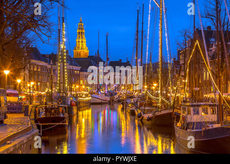 Les bateaux à voile historique amarré au quai de la rivière sur le festival annuel de Winterwelvaart autour de Noël. Revivre les temps anciens dans la partie historique de Gro Banque D'Images