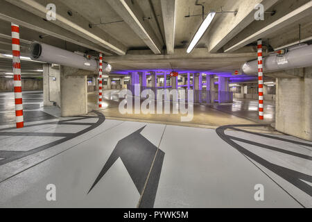 Garage de stationnement circulaire vide dans le cadre d'un stade sportif Banque D'Images