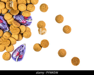 Bande de Pepernoten dispersés des cookies et des souris en chocolat décoration Sinterklaas sur fond blanc pour les néerlandais sinterklaasfeest événement jour férié le déc Banque D'Images