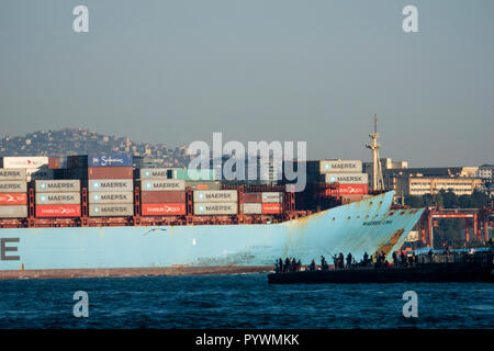 Porte-conteneurs passe foule des pêcheurs de loisir sur le Bosphore en passant par Istanbul, Turquie Banque D'Images