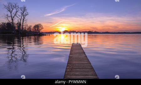 Panorama de la coucher de soleil sur l'eau paisible du lac Paterwoldsemeer, Pays-Bas Banque D'Images