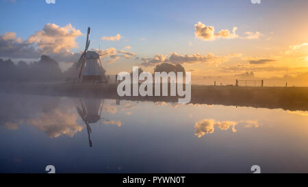 Moulin historique blanc dans le brouillard du matin pris en compte dans le cadre de la rivière beau lever, Drenthe, Pays-Bas Banque D'Images