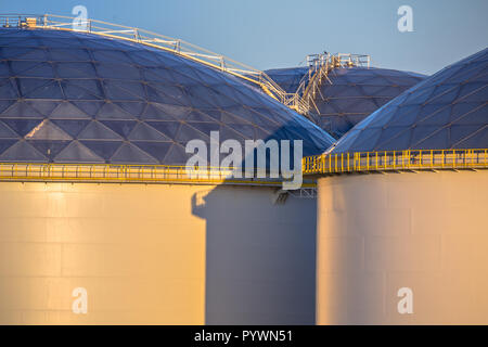 Détail de l'escalier sur les réservoirs de stockage de l'huile moderne dans un port industriel dans la région de soleil chaud lumière dans les Pays-Bas Banque D'Images