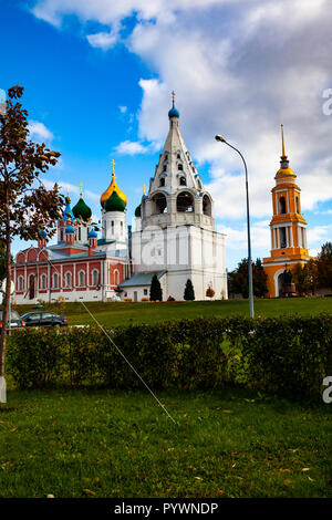 Place de la cathédrale du Kremlin de Kolomna Kolomna,, région de Moscou. Belle vieille ensemble du Kremlin de Kolomna églises avec une journée d'automne. Banque D'Images