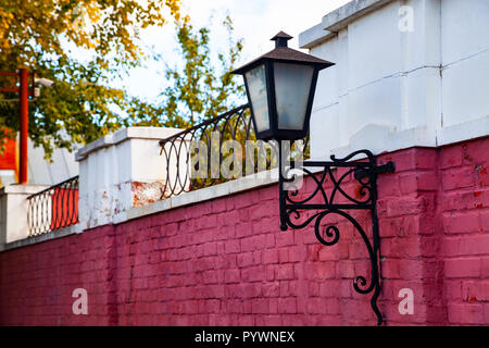 Lanterne sur le mur de la Kolomna Kolomna, Kremlin, région de Moscou. Belle vieille ensemble du Kremlin de Kolomna églises avec une journée d'automne. Banque D'Images