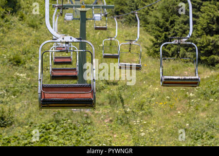 Télésiège téléski de Alpes européennes. Transporter les randonneurs en été. Banque D'Images