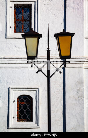 La lumière de la rue, Kolomna Kolomna, Kremlin, région de Moscou. Belle vieille ensemble du Kremlin de Kolomna églises avec une journée d'automne. Banque D'Images