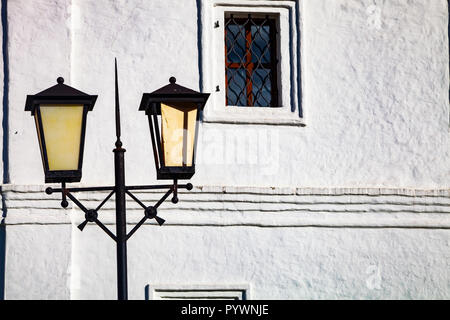 La lumière de la rue, Kolomna Kolomna, Kremlin, région de Moscou. Belle vieille ensemble du Kremlin de Kolomna églises avec une journée d'automne. Banque D'Images