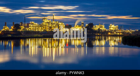 Zone industrielle de produits chimiques lourds avec de magnifiques couleurs et lumières mystiques dans Twilight Banque D'Images