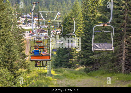 Télésiège téléski de alpes européennes menant à la station de montagne. Transporter les randonneurs en été. Banque D'Images