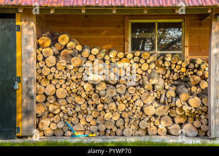 Pile de bois de chauffage stocké dans une grange comme une fourniture pour l'hiver Banque D'Images