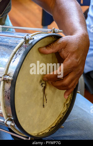 Instrument de percussion brésilien généralement appelé Cuica et utilisé principalement dans samba et carnaval Banque D'Images