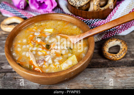 Soupe de cornichons sur la vieille table en bois. Délicieux dîner. Banque D'Images