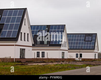 Des panneaux solaires installés sur les habitations nouvellement construites dans une zone suburbaine Banque D'Images