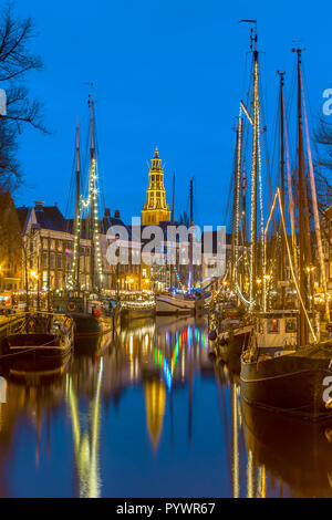 Vertical image de voiliers amarrés au quai de la rivière sur le festival annuel de Winterwelvaart autour de Noël. Revivre les temps anciens dans le quartier historique de pa Banque D'Images