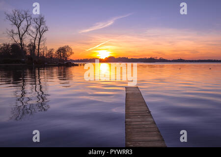 Violet paisible Coucher de soleil sur l'eau paisible du lac Paterwoldsemeer, Pays-Bas Banque D'Images