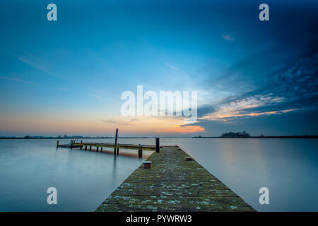 Coucher du soleil sur les eaux du lac Leekstermeer aux Pays-Bas Banque D'Images