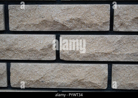 Close up mur fait de briques en pierre blanche précise les carreaux avec des joints noirs de béton joints. abstract background Banque D'Images