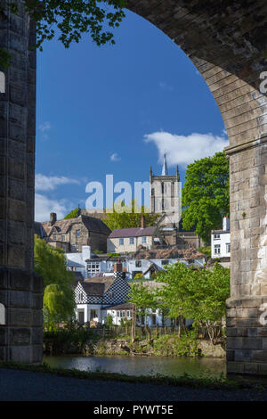 Vue de l'église paroissiale de Knaresborough et la ville par l'une des arches de l'impressionnante ville viaduc de chemin de fer Banque D'Images