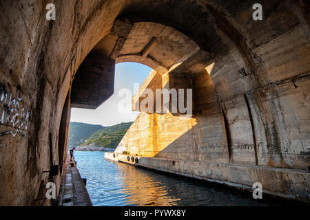 Stylo sous-marin abandonné à Parja Cove sur l'île de Vis, Croatie. Banque D'Images