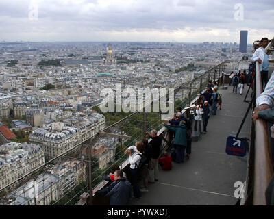 Une vue de la ville de Paris pris de la Tour Eiffel à Paris. D'autres touristes, sur le pont inférieur, sont en train de prendre leurs photographies. Banque D'Images