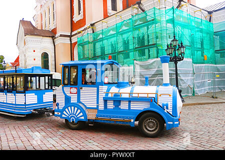 TALLINN, ESTONIE - 30 août 2018 : Blue train, véhicule touristique, est entraîné par steet près de la cathédrale Alexandre Nevsky Banque D'Images