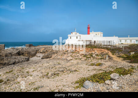 Avec vue sur le phare de Cabo Raso et fort de Saint Bras près de la plage de Guincho Cascais, Portugal dans la zone. Banque D'Images
