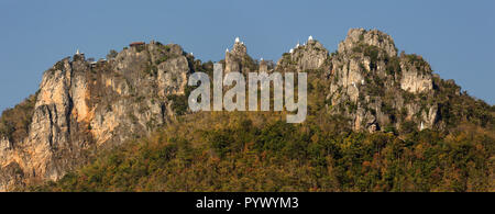 Vue panoramique sur l'Prajomklao Rachanusorn Chalermprakiat chedis sur la montagne, province de Lampang, Thaïlande Banque D'Images
