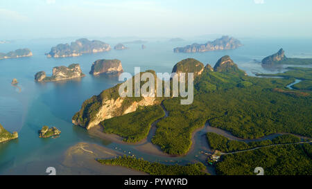 Vue aérienne de la baie de Phang Nga avec forêt de palétuviers et les collines de la mer d'Andaman, Thaïlande Banque D'Images