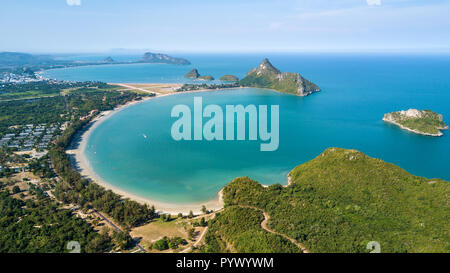 Vue aérienne de la plage Ao Manao bay dans la province de Prachuap Khiri Khan, Thaïlande Banque D'Images