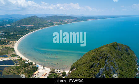 Vue aérienne de la plage Ao Manao bay dans la province de Prachuap Khiri Khan, Thaïlande Banque D'Images