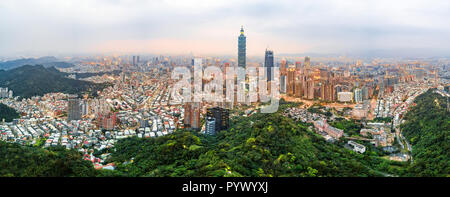 Vue panoramique aérienne de la ville de Taipei, Taiwan au crépuscule Banque D'Images