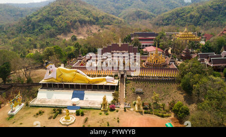 Vue aérienne de Suthon Mongkol Khiri temple et la statue du Bouddha d'or couché dans la province de Phrae, Thaïlande Banque D'Images