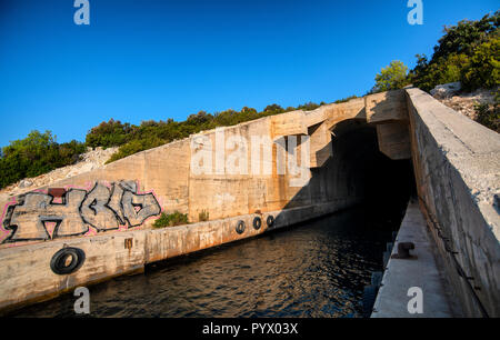 Stylo sous-marin abandonné à Parja Cove sur l'île de Vis, Croatie. Banque D'Images