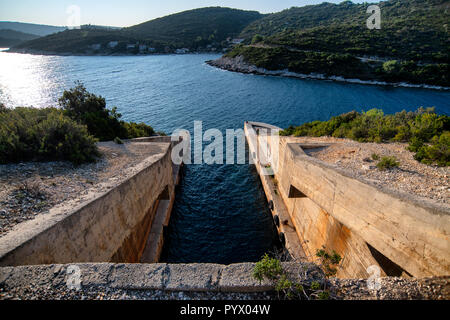 Stylo sous-marin abandonné à Parja Cove sur l'île de Vis, Croatie. Banque D'Images